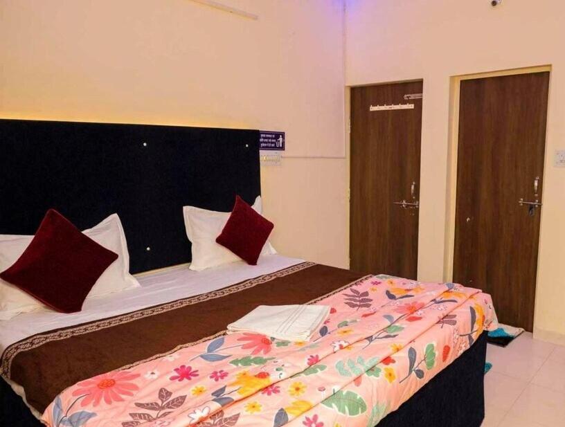 Hotel O Pop Hotel Blue Star ビラーイー エクステリア 写真